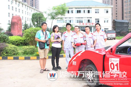 改裝車(chē)成員與湖南都市、政法頻道記者合影