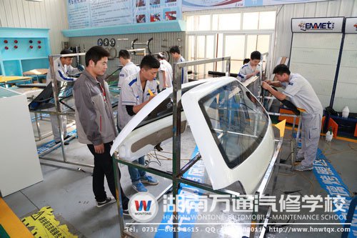 湖南萬通汽修學校，老師指導學生實戰(zhàn)實訓