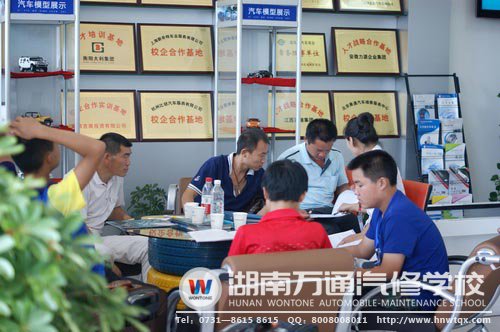 家長帶孩子結伴到校參觀咨詢