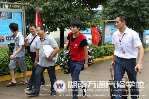 新生在紅馬甲及班主任的幫助下前往宿舍