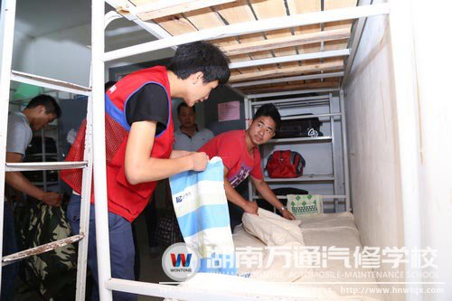 新生在紅馬甲學長的幫助下整理床位