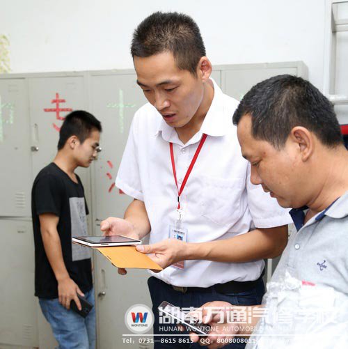 班主任與家長互留手機號碼方便以后交流聯(lián)系