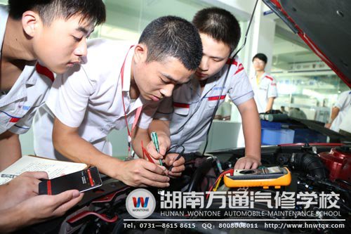 學(xué)生在老師的指導(dǎo)下進(jìn)行實(shí)訓(xùn)改裝