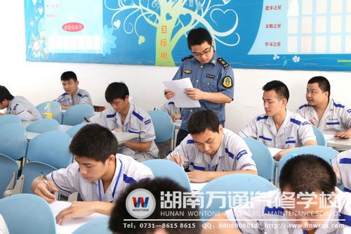 在運管局領導的監(jiān)考下 沉著考試的萬通學子們