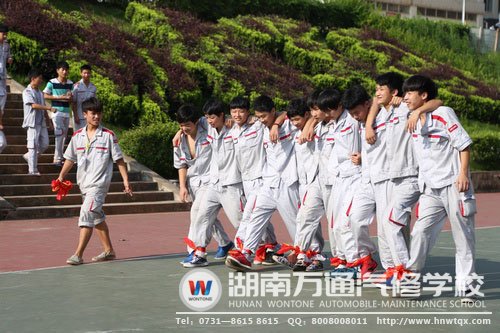 即將比賽，正在口號(hào)的指令下抓緊練習(xí)