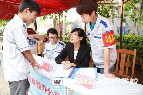 職業(yè)化校園 老師指導(dǎo)學(xué)生工作