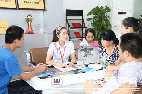 職業(yè)規(guī)劃師回答學(xué)生及家長(zhǎng)的疑問(wèn)