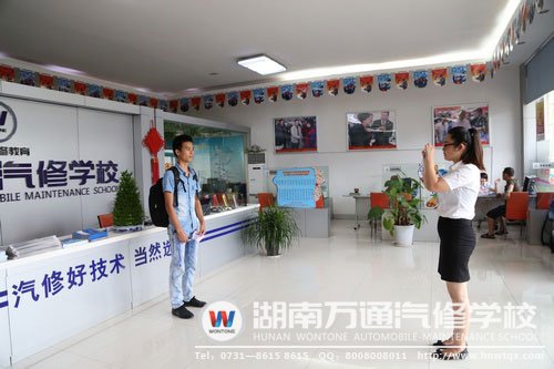 新學(xué)報(bào)名入學(xué)，老師為其照相留念