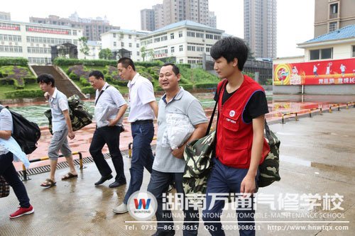 學(xué)生及家長(zhǎng)受到紅馬甲服務(wù)隊(duì)的熱情接待