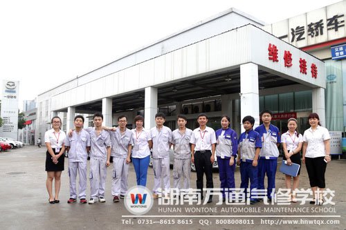 畢業(yè)學(xué)子與老師合影