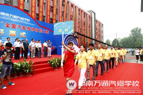 裁判組進(jìn)場