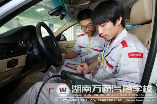 學(xué)校不定期引進(jìn)新設(shè)備，讓學(xué)生所學(xué)緊跟市場需求