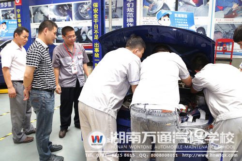 李東江專家參觀學(xué)校整車實(shí)訓(xùn)中心