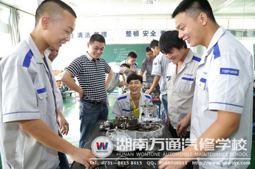 李東江專家與萬通學(xué)子就汽修實(shí)踐方面溝通交流中