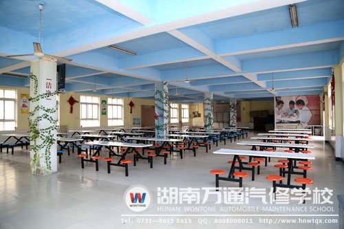 干凈整潔的學(xué)生餐廳