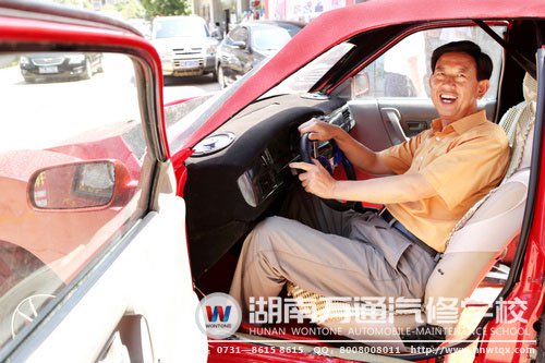 李勁夫副廳長(zhǎng)體驗(yàn)萬通學(xué)子改裝的法拉利