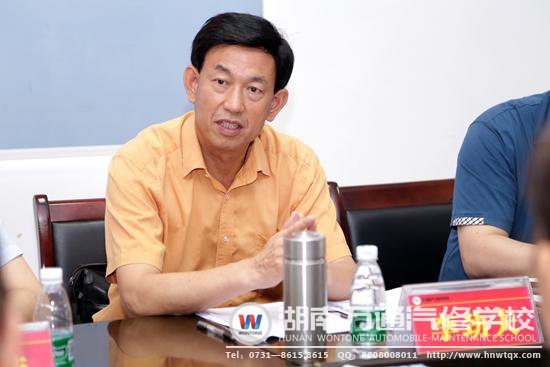 省社會組織黨工委副書記、省民政廳副廳長李勁夫同志出席湖南萬通汽修學(xué)校黨支部專題民主生活會暨黨員大會并作點評講話