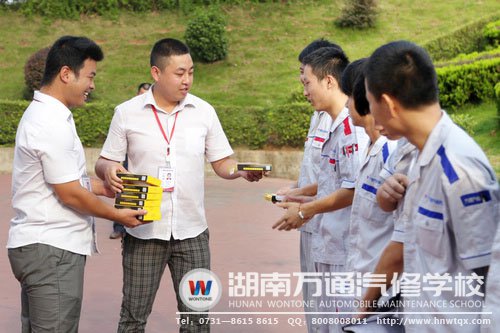 老師為選手頒發(fā)獎品