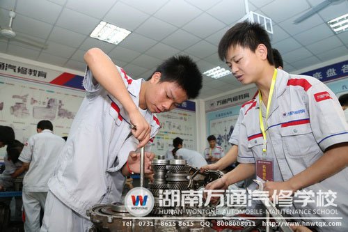 學(xué)生分組實(shí)訓(xùn)，團(tuán)結(jié)合作互相學(xué)習(xí)