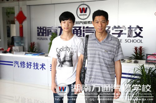 學生報名后與家長合影