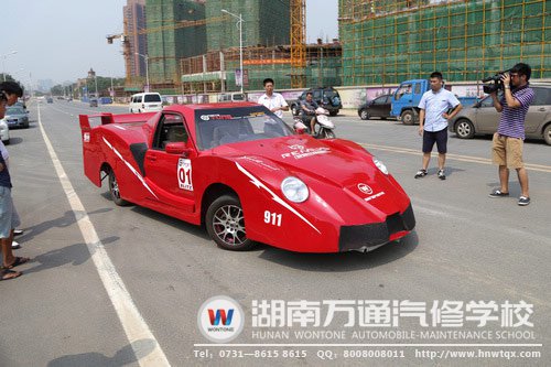 法拉利到達比賽現(xiàn)場，引媒體及路人關(guān)注