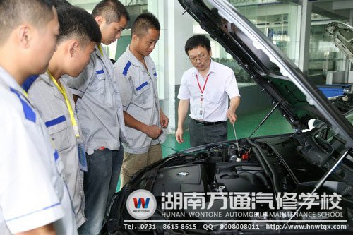 理實(shí)一體化上課，讓湖南萬(wàn)通學(xué)子學(xué)汽修更輕松