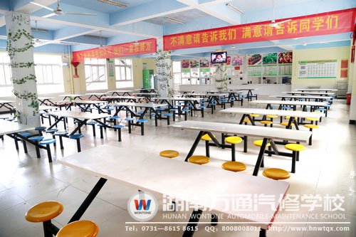 學(xué)校食堂干凈整潔 不用擔(dān)心伙食衛(wèi)生問題