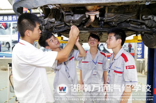 在老師的指導(dǎo)下進(jìn)行實(shí)訓(xùn)操作