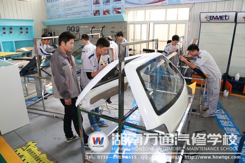 湖南萬(wàn)通汽修學(xué)校，老師指導(dǎo)學(xué)生實(shí)戰(zhàn)實(shí)訓(xùn)