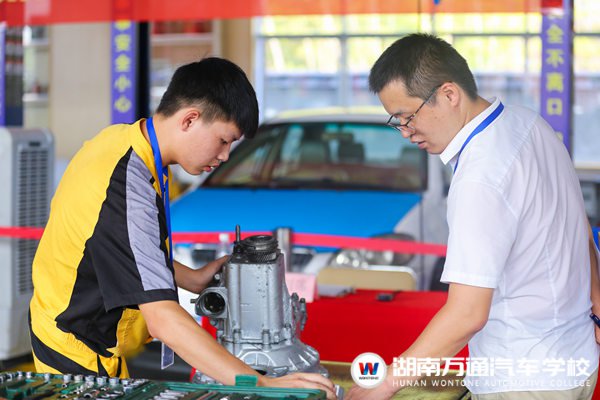 既把學問胸中藏,又見技術(shù)指尖舞