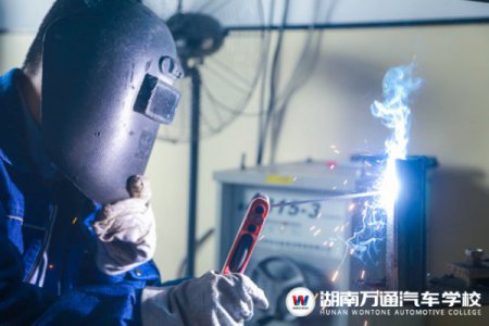 短期學(xué)什么技術(shù)發(fā)展好、工資高？焊接！