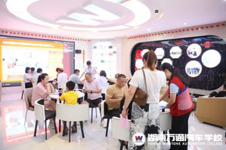 中考成績(jī)未出爐，我校迎報(bào)名高峰！