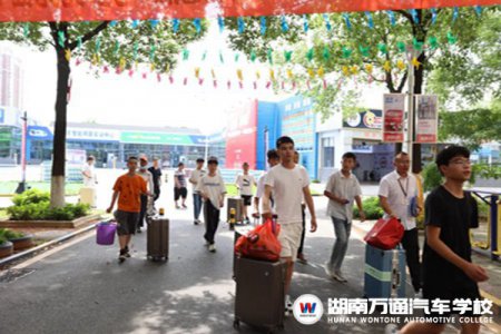 校園初體驗(yàn) | 萌新小白初入湖南萬(wàn)通的24小時(shí)