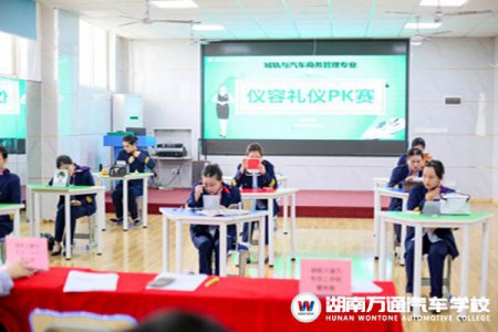 美麗當(dāng)先，不負(fù)青春！“書”“妝”切換自由的女孩就是美好的樣子