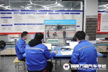 湖南萬通電工及PLC專業(yè)持續(xù)火熱|電氣學(xué)會自動化，工資多少你來定！