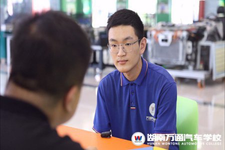 成就學(xué)子，賦能產(chǎn)業(yè)丨人民網(wǎng)再進(jìn)萬(wàn)通汽車(chē)教育，探訪新能源專(zhuān)業(yè)奧秘