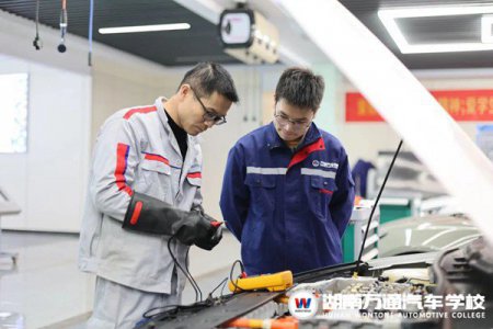 重磅！國慶活動預(yù)約名額開放！點此搶2000元學(xué)費減免、月餅禮盒、定制化妝包、汽修小套件！→