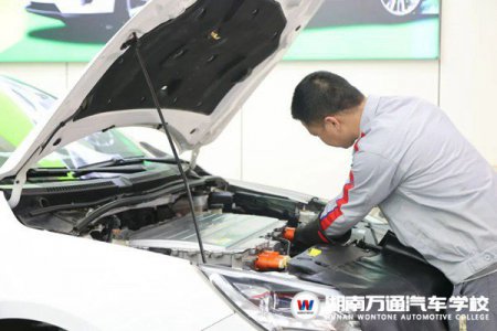 【維修工擔心不會電車？】短期的汽車新能源技術更適合成年人選擇！