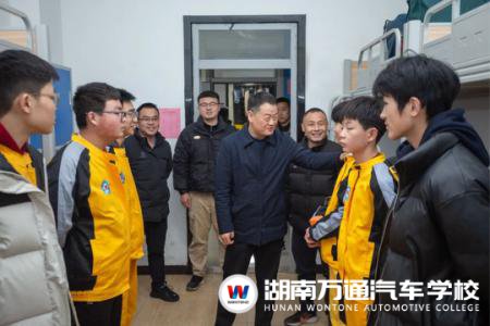 愛(ài)滿校園 校長(zhǎng)暖心巡寢室,請(qǐng)你喝＂春天的第一杯奶茶＂