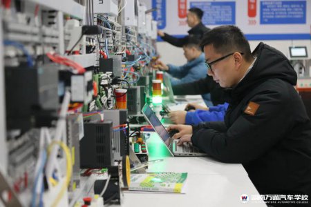 PLC自動(dòng)化編程現(xiàn)在工資多少錢?月入過(guò)萬(wàn)的PLC編程師崗位普通人可以做嗎?