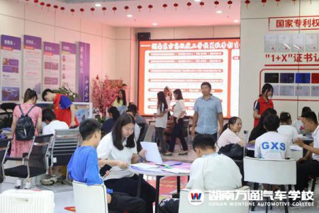 搶位入學(xué)！“帶著行李來報(bào)名”，家長的信任是湖南萬通實(shí)力與口碑最好的證明