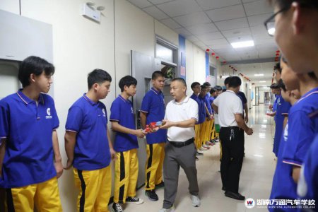 溫暖入心,關(guān)懷入寢!我校領(lǐng)導(dǎo)深入寢室慰問新生,暖心送上夏日清涼