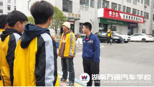 超長(zhǎng)待機(jī)16小時(shí)!沉浸式走進(jìn)湖南萬(wàn)通班主任老師的一天