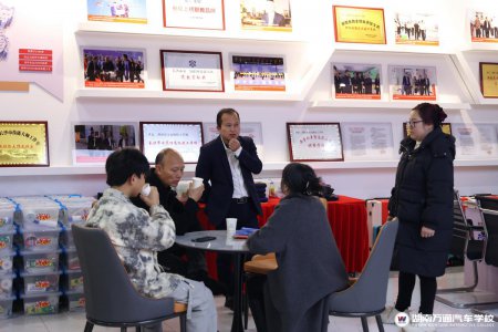 帶著行李來報名,家長們行動力真強(qiáng)!大家的認(rèn)可是湖南萬通實力