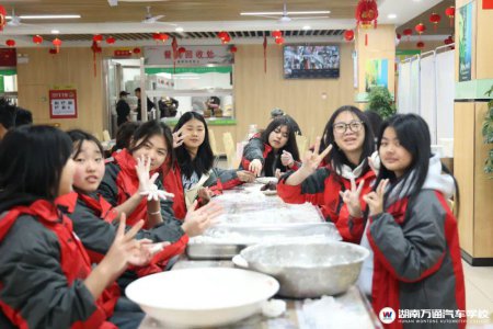 元宵共團(tuán)圓,燈謎喜樂匯!爸爸媽媽請放心,我和同學(xué)們一起包湯圓過節(jié)啦