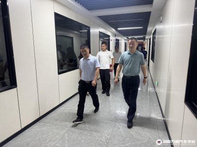 深夜里的關(guān)懷!校長夜間入寢傳遞無限溫暖