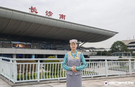 軌道乘務(wù)專業(yè)學(xué)子|鄧曉胡:微笑服務(wù)暖旅途,青春綻放在軌道