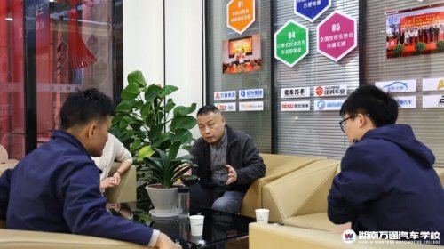 強強聯(lián)手!中聯(lián)重科土方機械有限公司蒞臨湖南萬通洽談焊接人才合作