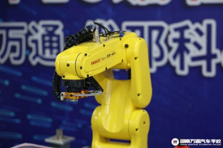 湖南長沙去哪里學工業(yè)機器人專業(yè)?學成后薪資怎么樣?這個專業(yè)前景如何