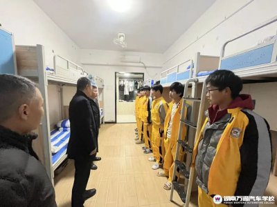 校長走訪新生宿舍,每一句問候都藏著牽掛!